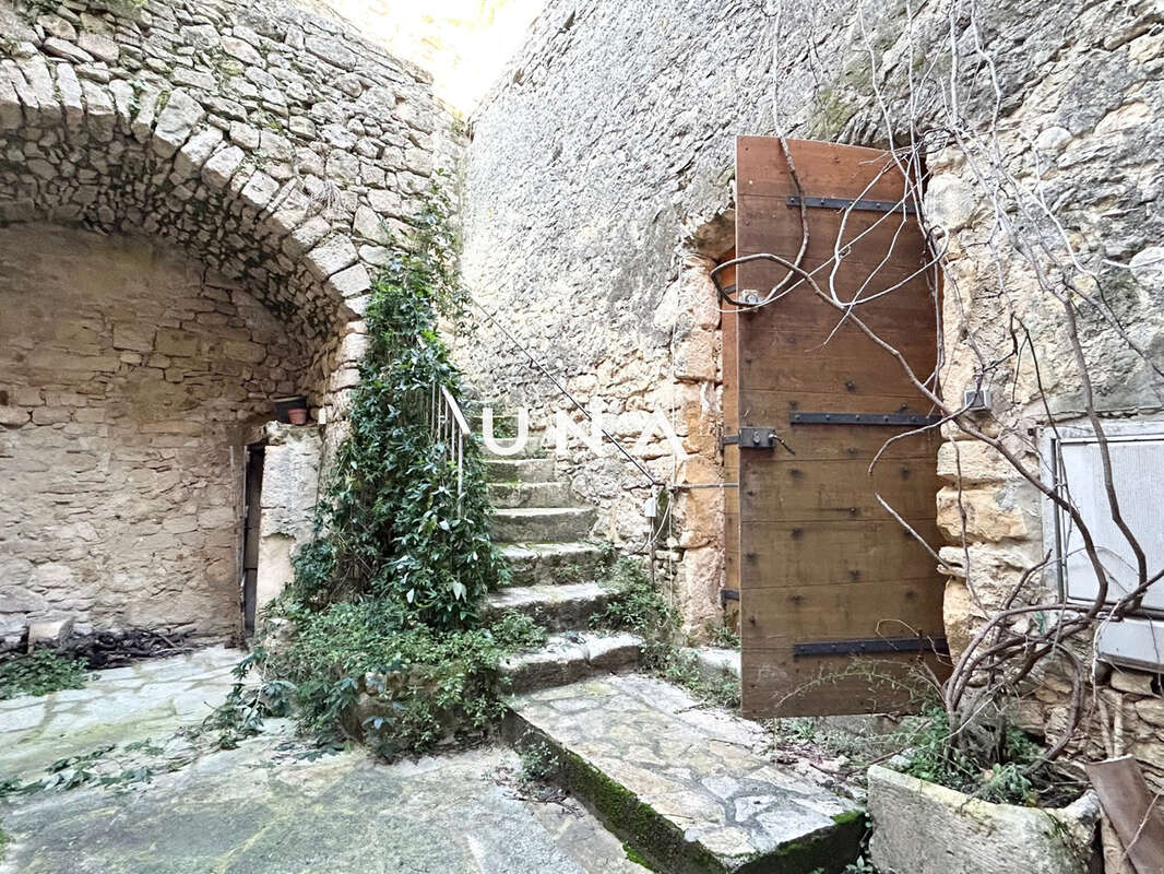 Maison à LA ROQUE-SUR-CEZE