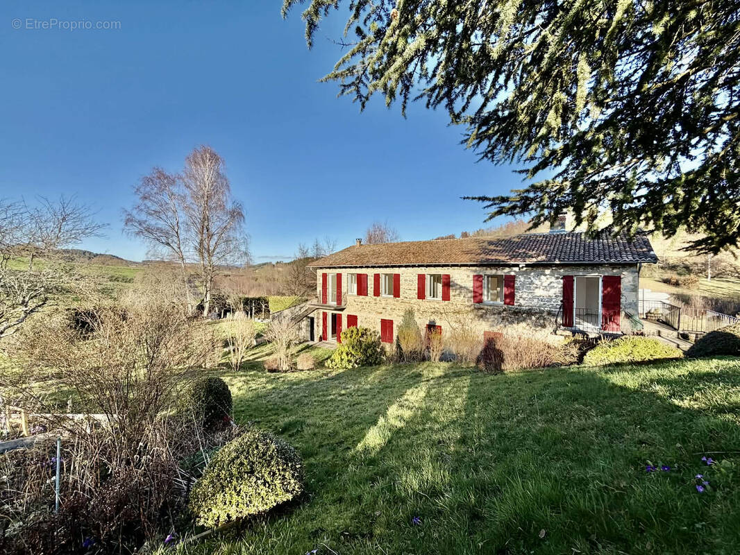Maison à SAINT-AMANT-ROCHE-SAVINE