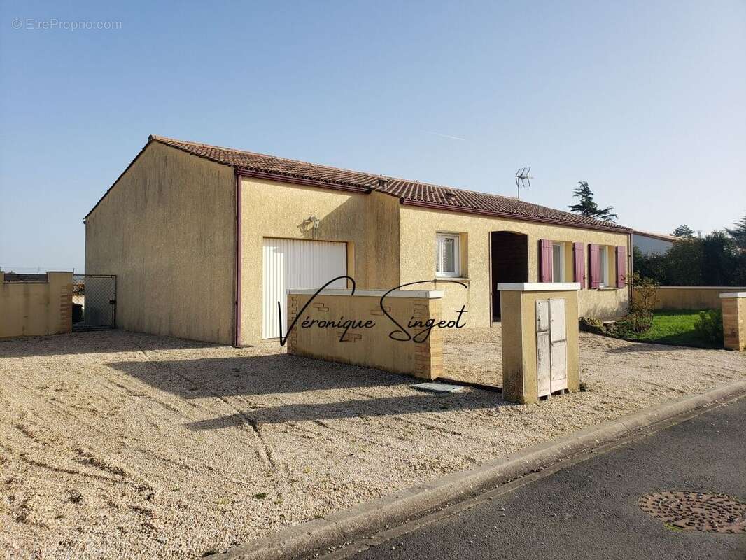 Maison à SAINT-JEAN-DE-BEUGNE