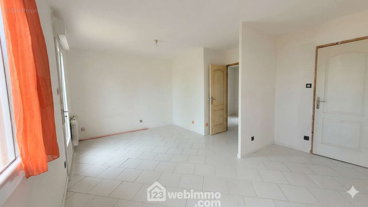 Une grande chambre de 19m² - Maison à LONGEVILLE-SUR-MER