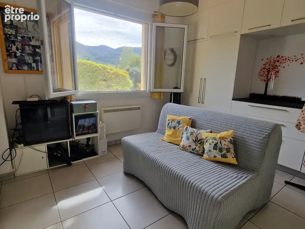 Villa dans village avec commerces , piscine , beau terrain bordé par une rivière - photo 14