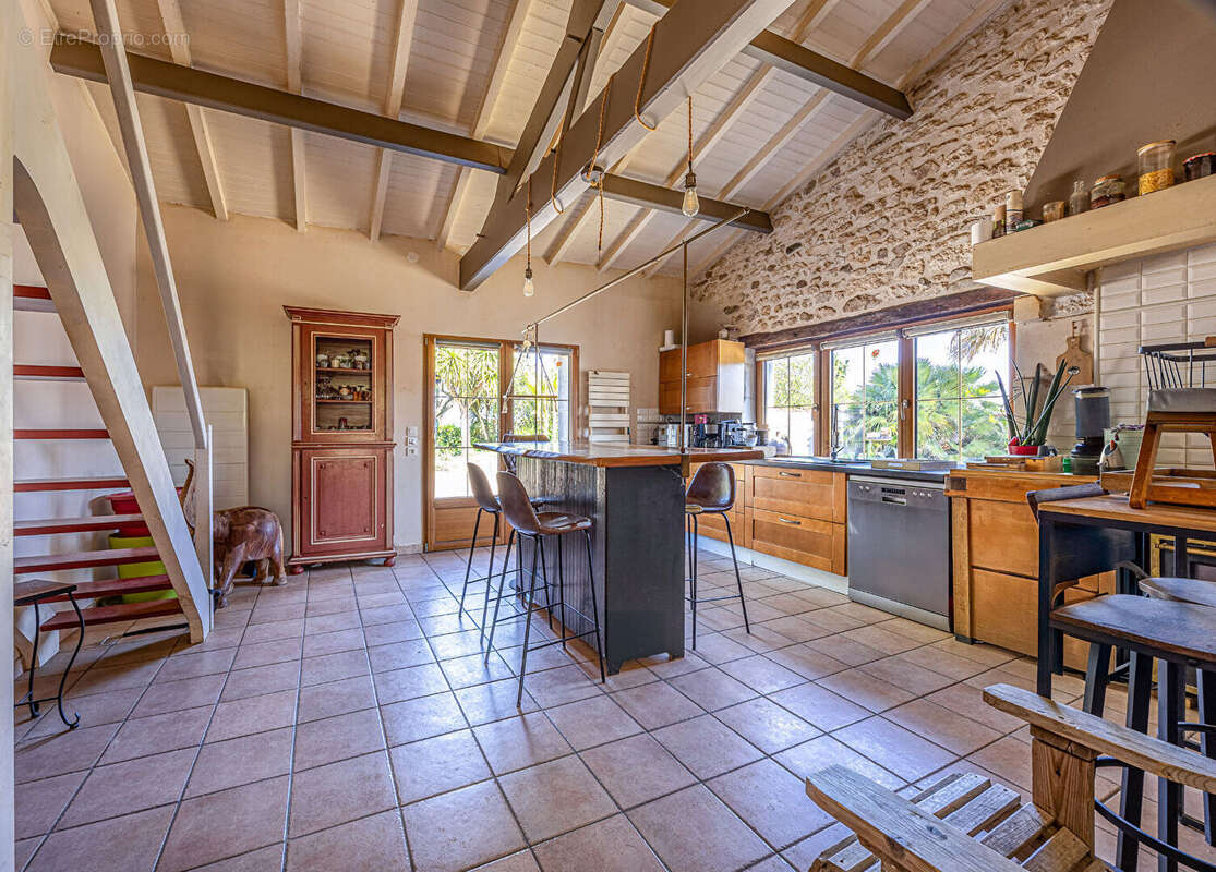 Maison et studio locatif - superbe charentaise avec pierres apparentes - photo 4