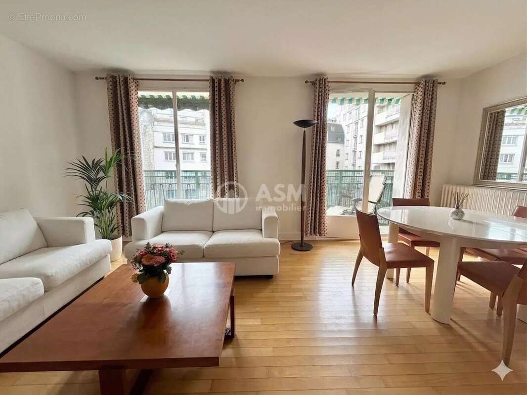 Appartement à PARIS-16E