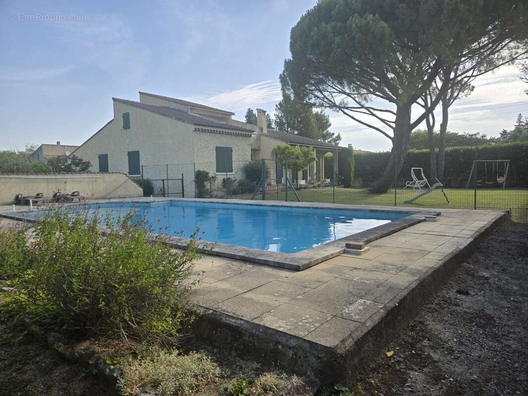 Maison à ENTRAIGUES-SUR-LA-SORGUE