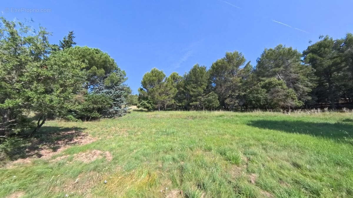 Terrain à SILLANS-LA-CASCADE