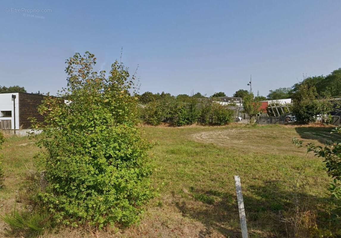 Terrain à MONTROY