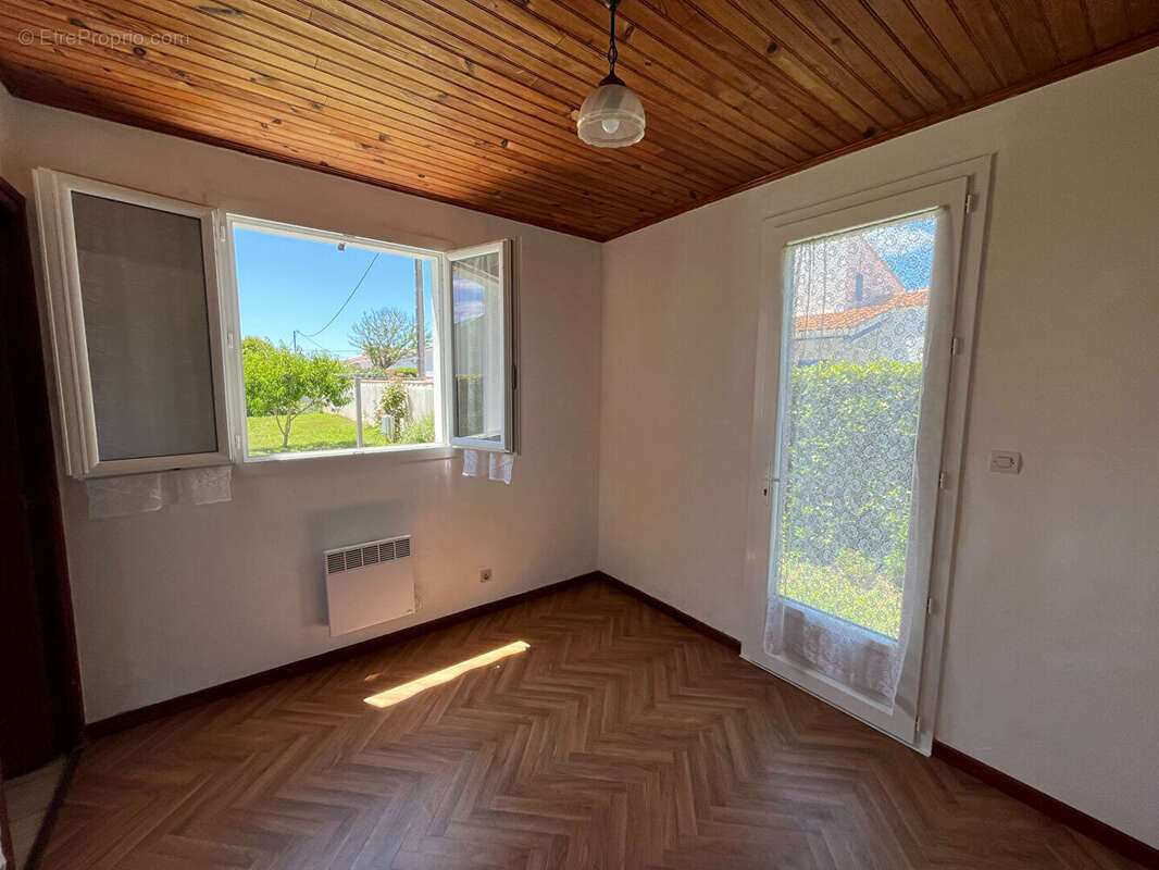 Saint-Pierre - À deux pas du port : maison avec studio indépendant sur 862 m² de terrain - photo 13