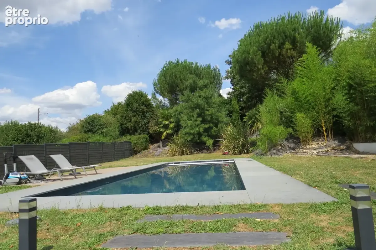 Maison contemporaine  annéà 2011 A decouvrir à saint cyr sur loire avec piscine .pergola .et un jardin magnifique  .grand  garag - photo 8