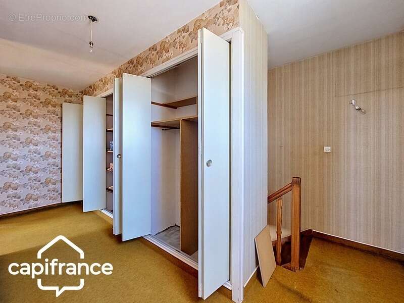 Local d’activité 260 m² + logement 132 m² – parking privé – terrain 1 690 m² – forte visibilité – Thouars (79100) - photo 19