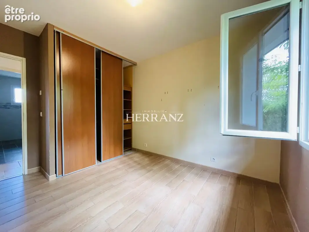 Maison familiale de plain-pied de 135 m2, 4 chambres, garage de 55 m2 et jardin de 2 000 m2 - photo 10