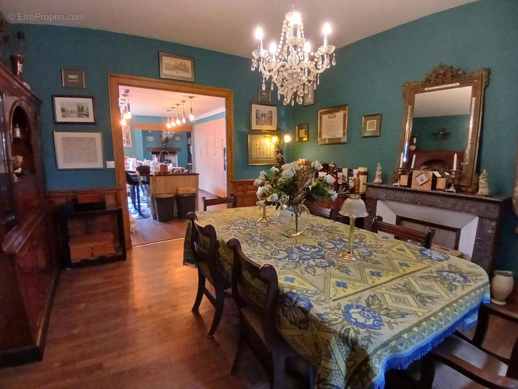 Une très belle maison de village en Dordogne à vendre, avec vue sur le château. 14 pièces. - photo 3