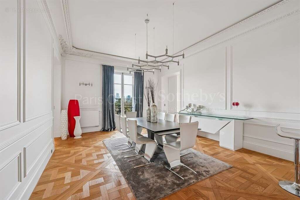 Appartement à PARIS-16E