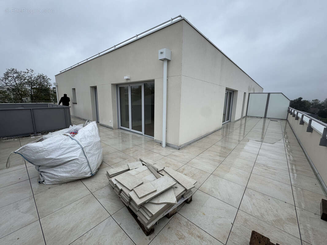 Terrasse XXL de 114 m2   Triple exposition   Vue dégagée sans vis-à-vis - photo 3