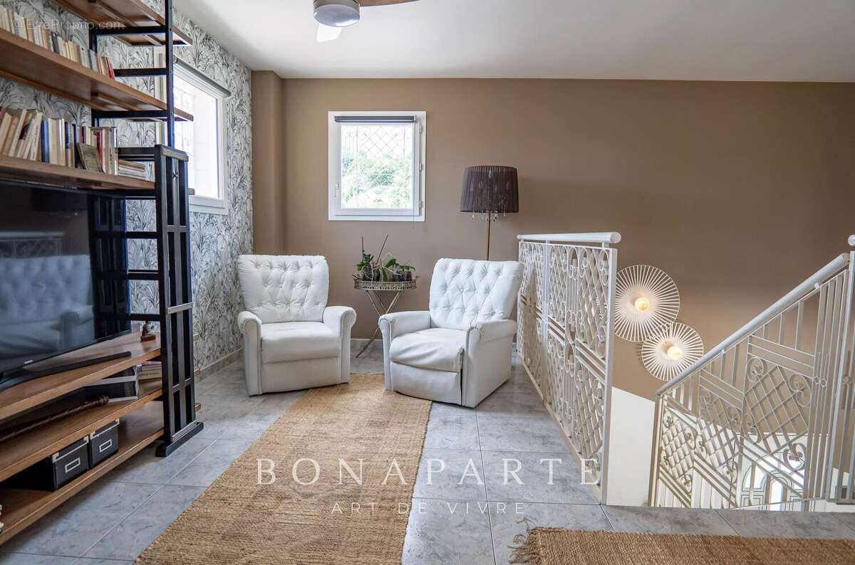 MONTARDON - Maison familiale rénovée avec piscine et vue dégagée - photo 10
