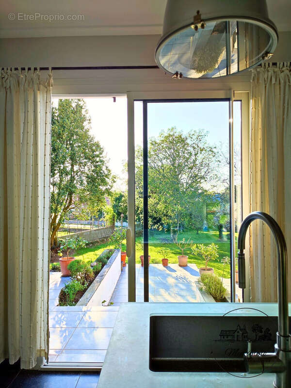 vue jardin depuis la cuisine - Maison à LE PELLERIN