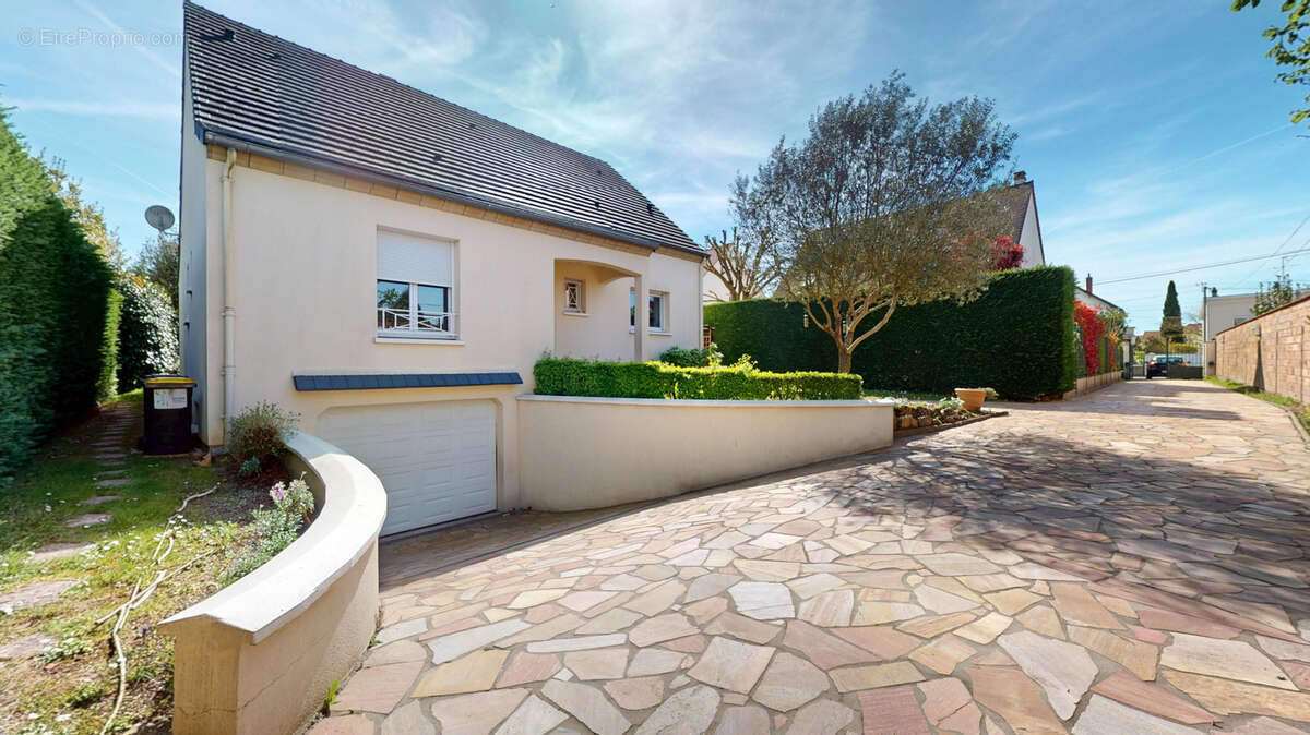 Maison à SAINTE-GENEVIEVE-DES-BOIS