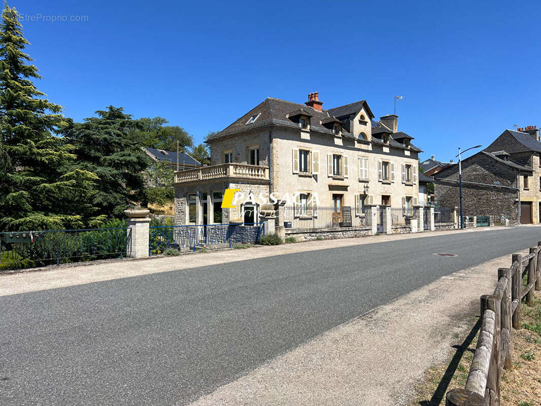 A VENDRE - Bel immeuble de rapport (4 appartements) avec terrain attenant - LAISSAC - photo 2