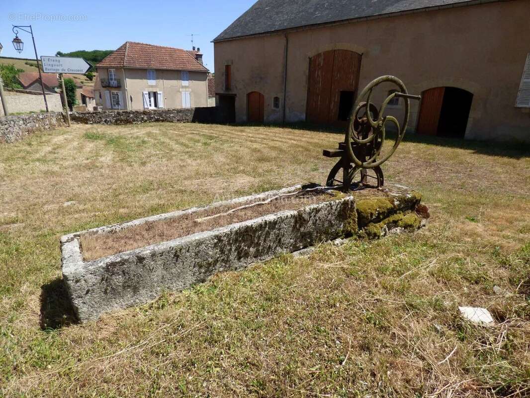 Maison à QUARRE-LES-TOMBES