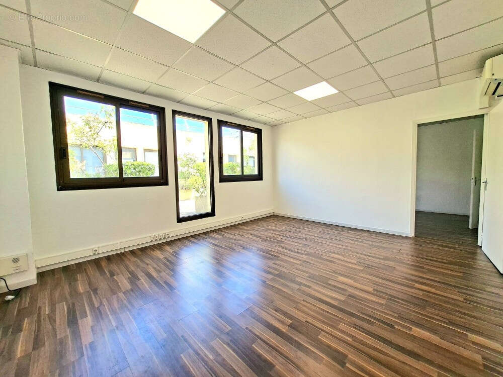 Beau local commercial 71m2 vendu loué - proche a8 - photo 6