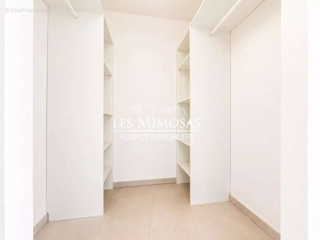 Appartement à ROQUEBRUNE-SUR-ARGENS