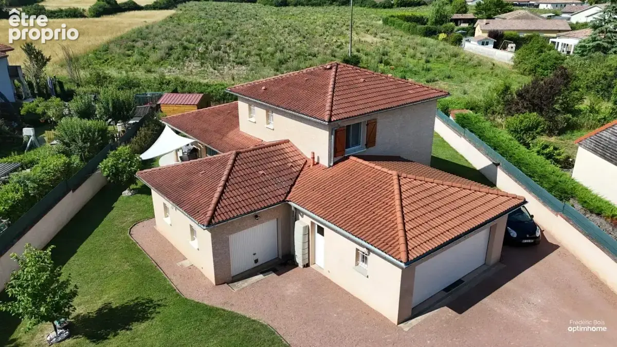Maison familiale 4 chambres centre Grièges sur joli terrain clos - photo 2