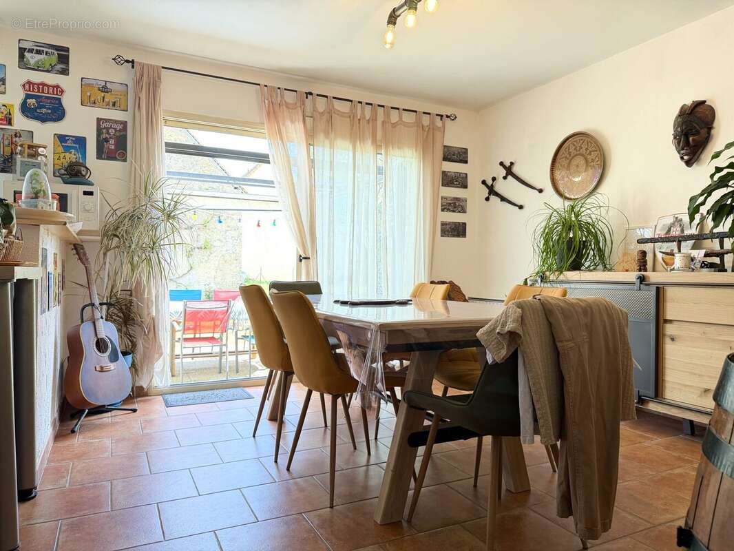 Espace salle à manger - Maison à SAINT-CELERIN