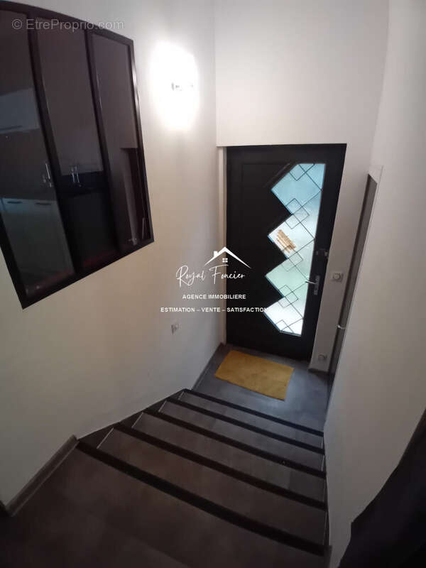 Accès au sous sol par la porte de droite  - Maison à CHATELLERAULT