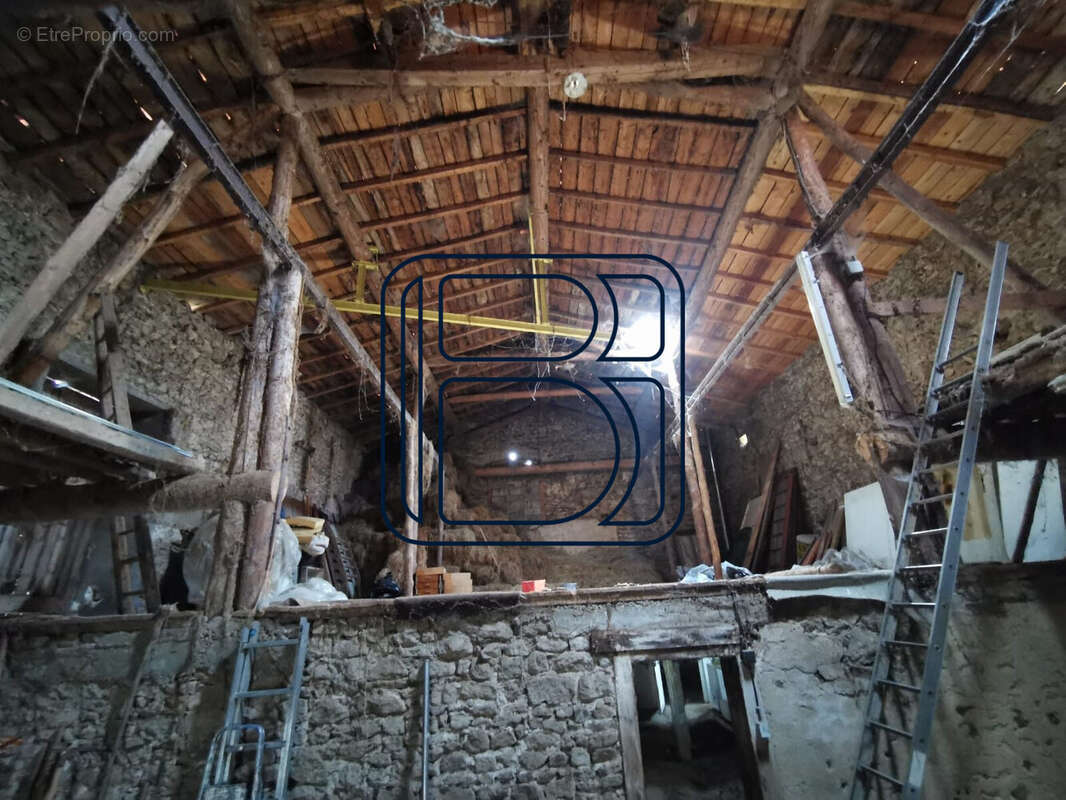 Maison à SAINT-AMANT-ROCHE-SAVINE