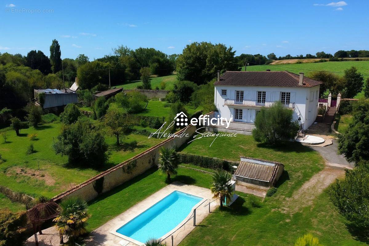 Maison à CHEF-BOUTONNE