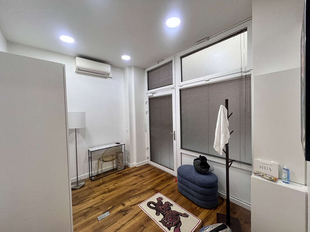 Commerce à PARIS-8E