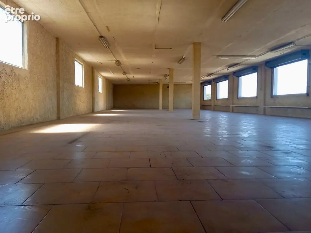 Locaux commerciaux - emplacement strategique - photo 2