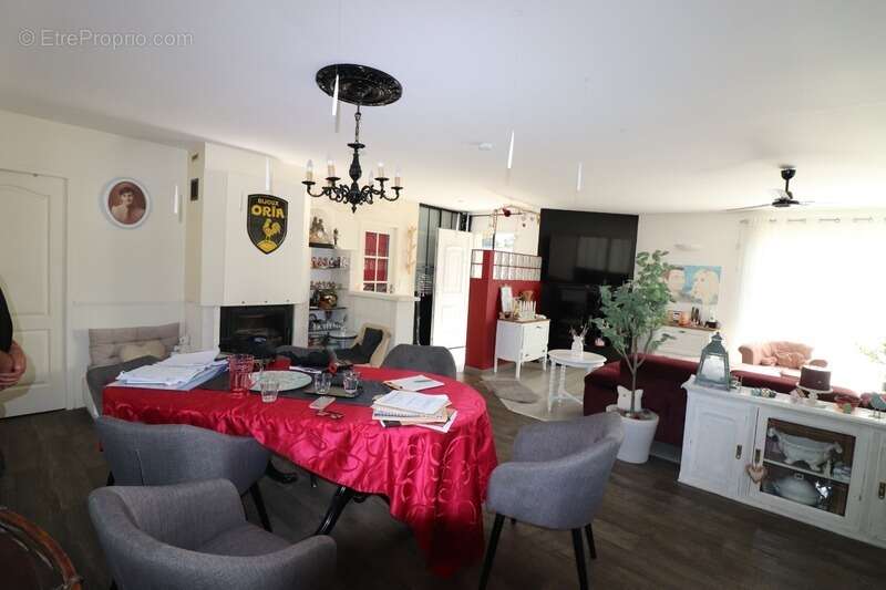 Maison traditionnelle à vendre 7 pièces MATHA (17) - photo 8