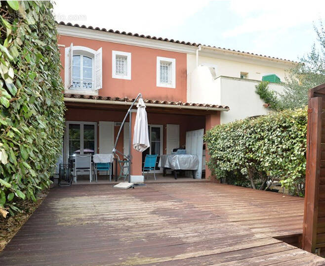 Maison à SAINT-CLEMENT-DE-RIVIERE