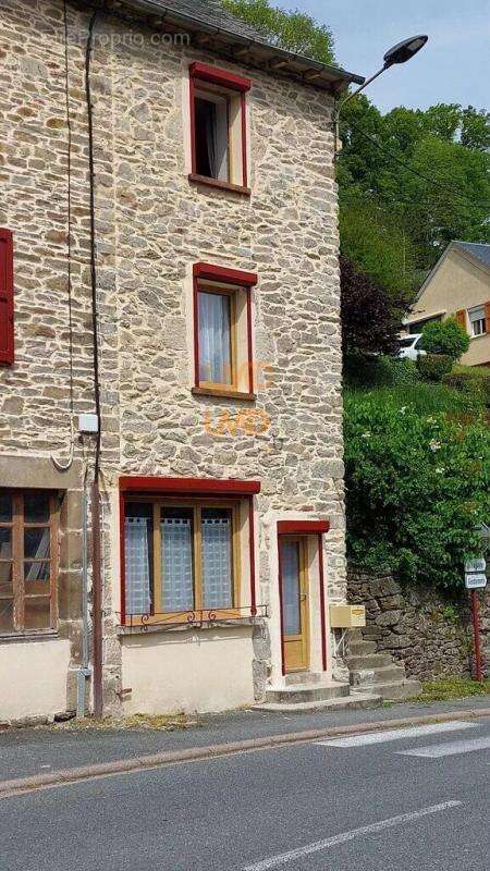 Maison à SALLES-CURAN