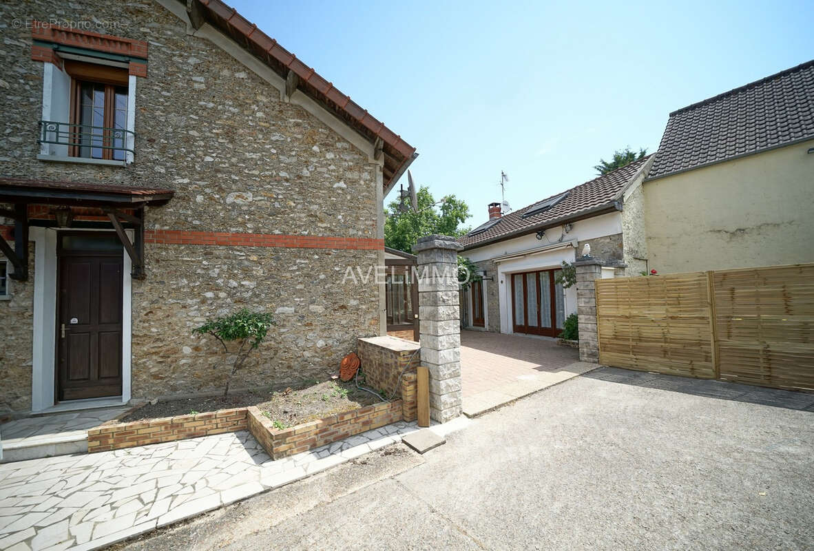 Maison ancienne avec dépendance - photo 2