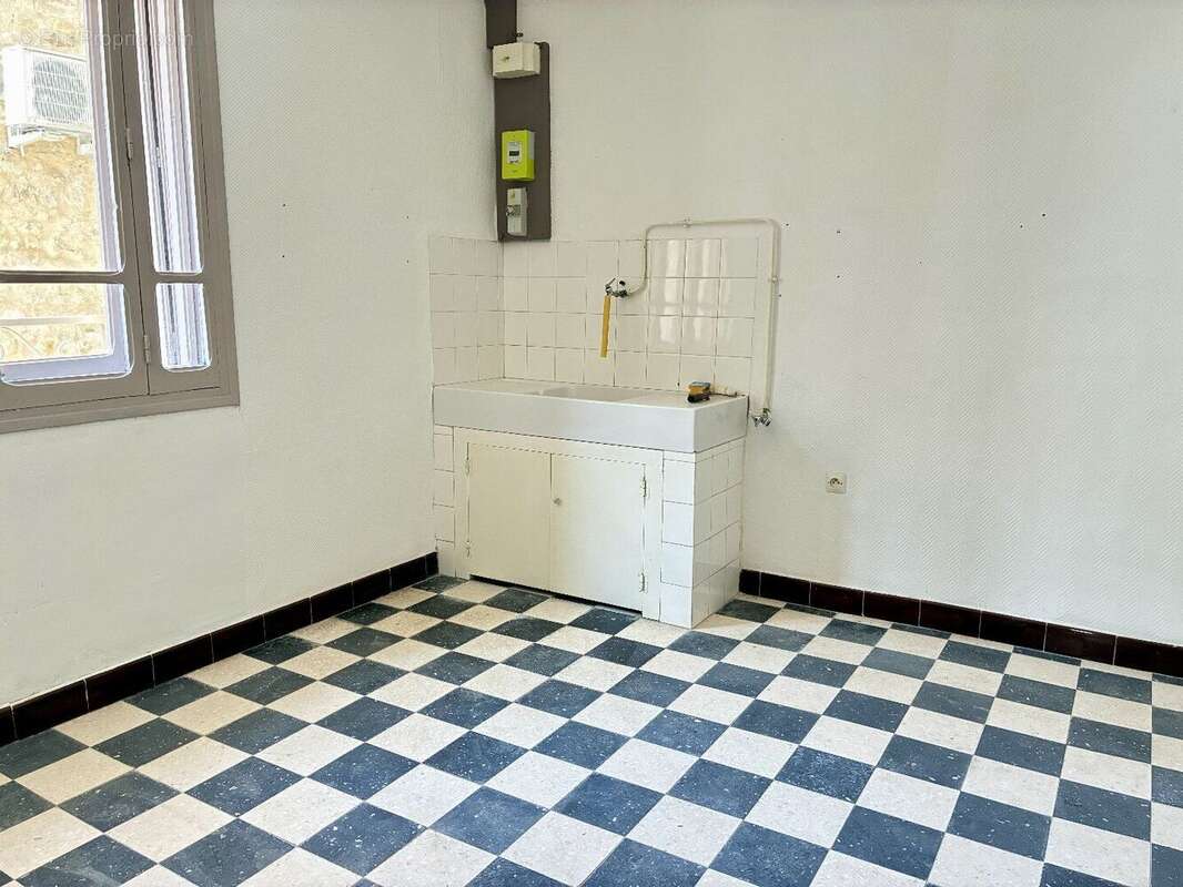 Maison de ville avec grande cour, garage et cave. - photo 6