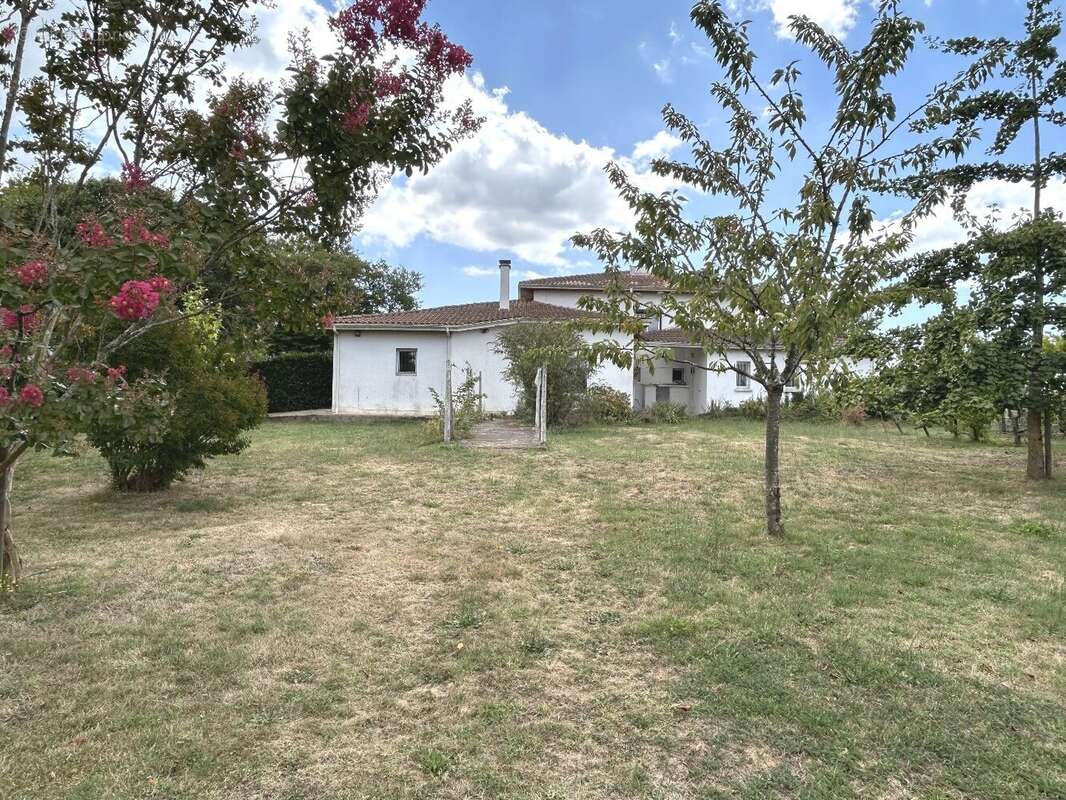 Propriete familiale - 9 chambres - 310 m² + dependances 200m² - photo 19