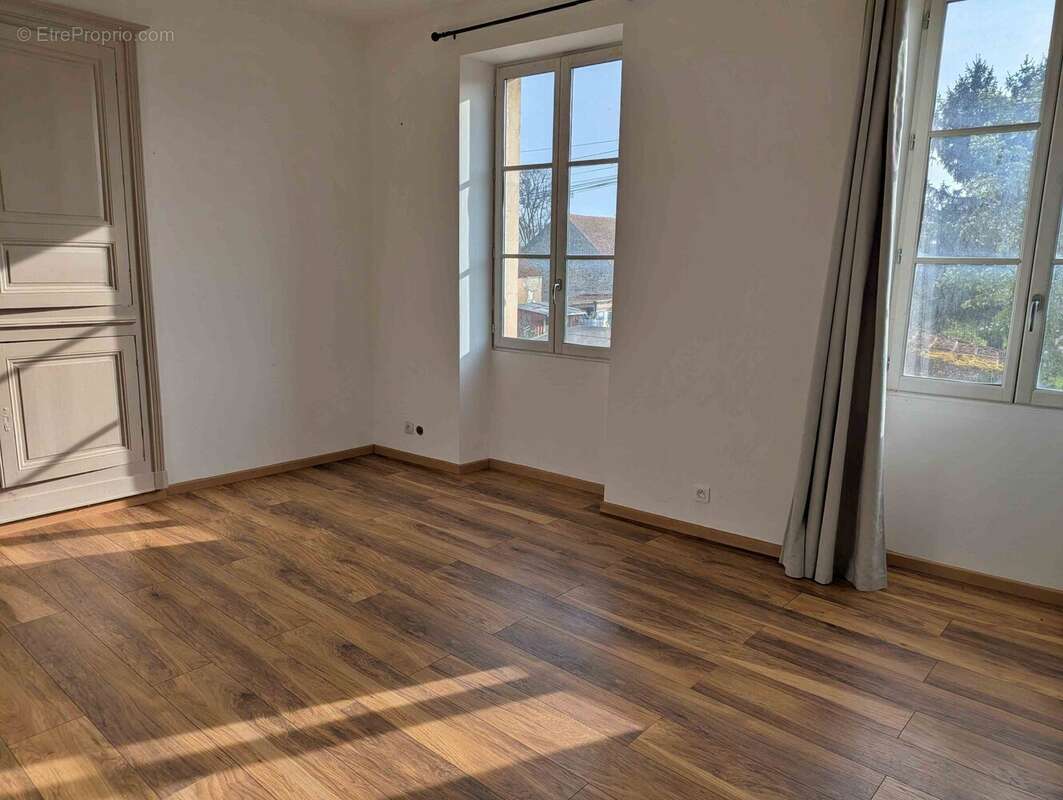 chambre avec placards à Bazarnes - Maison à BAZARNES