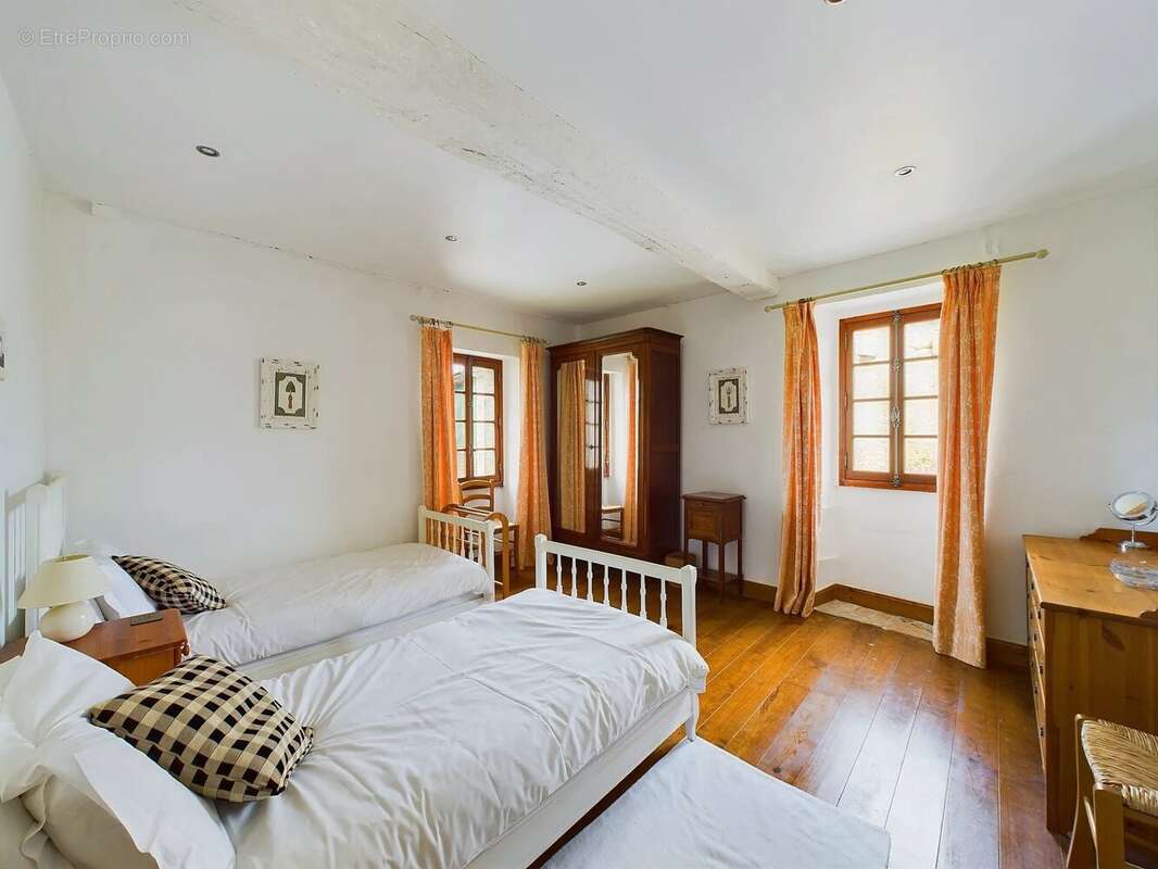 Bel ensemble comprenant deux maisons avec piscine et 1 ha de terrain avec des vues sublimes - photo 11
