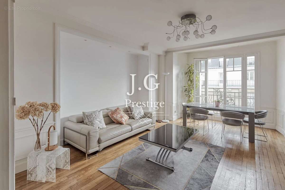 Appartement à PARIS-16E