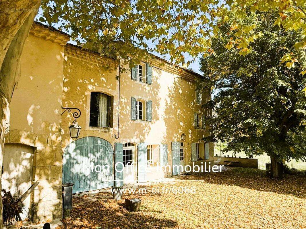 Référence : 6066-ANC - Bastide familiale avec dépendances et grand terrain à pied de La Tour d'Aigues - photo 2