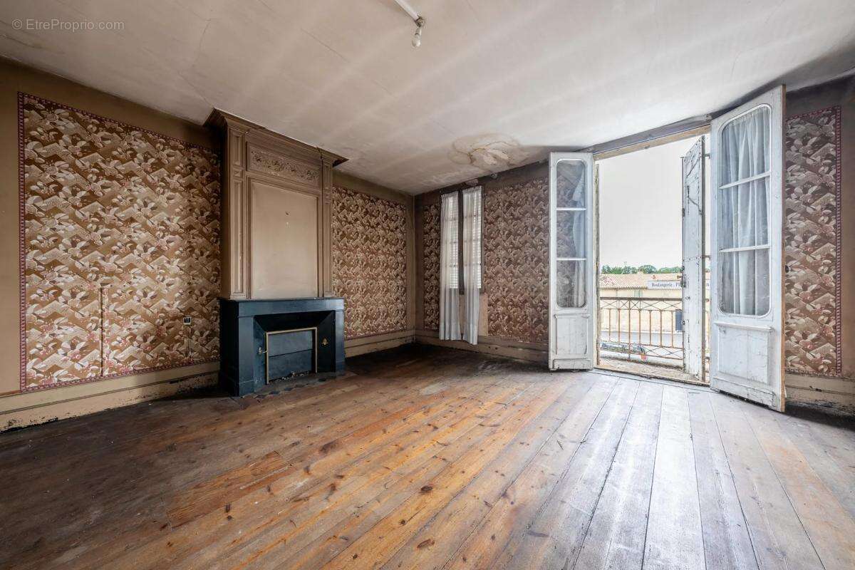 Maison à SAINT-MEDARD-DE-GUIZIERES