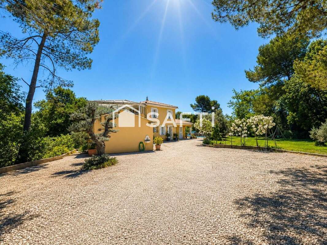 Maison 165 m² à Saint-Maximin-La-Sainte-Baume  - photo 3