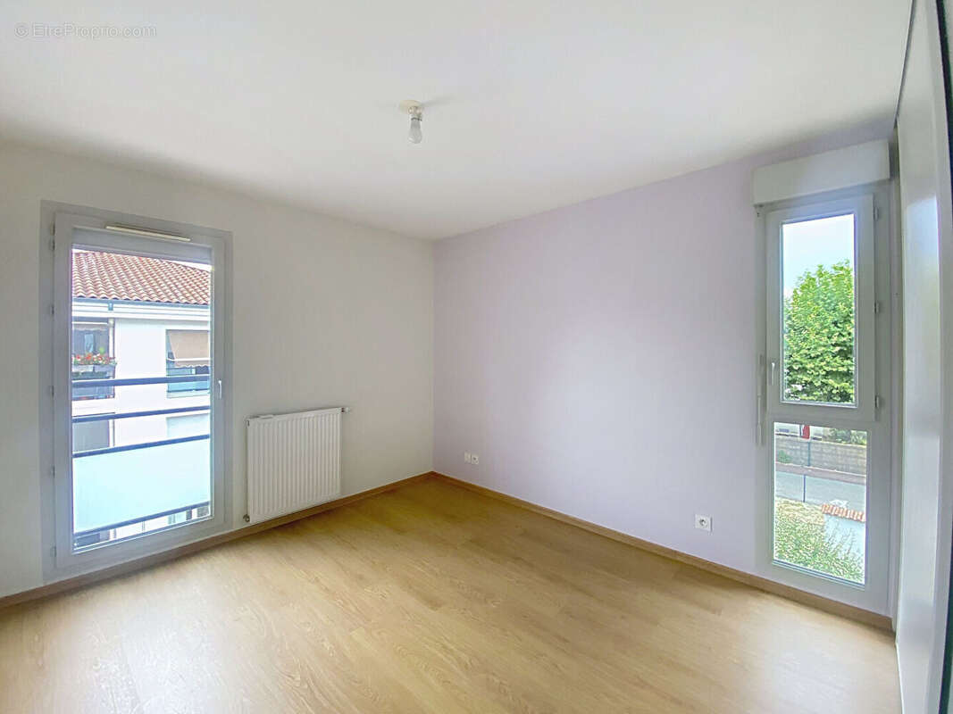 Genas appart T3  64m² jamais habité +Garage Double - photo 8
