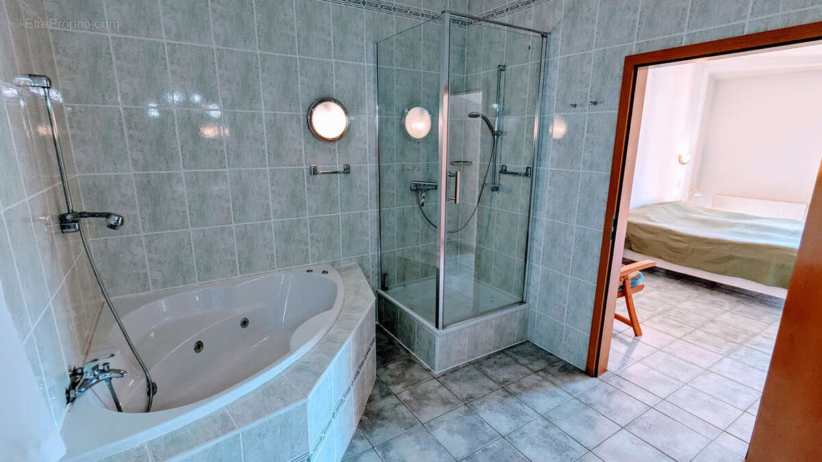 À Tourrettes-sur-Loup   Maison composée de 3 appartements + studio, piscine et vaste sous-sol - photo 26