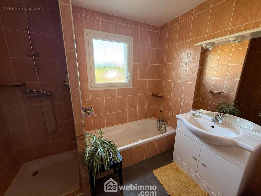 Salle de bain et salle d&#039;eau - Maison à LE CHAMP-SAINT-PERE