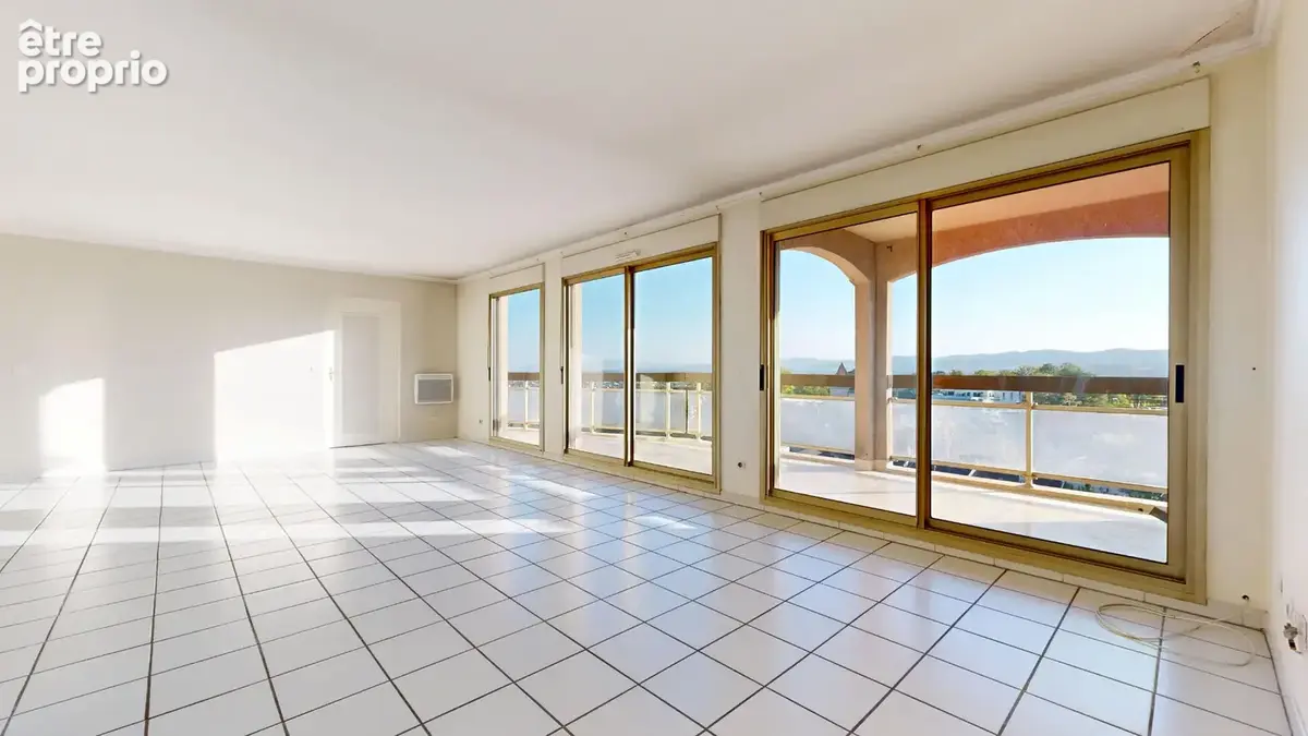 ST DIDIER AU MONT D'OR , Centre Village, grand Appartement de 153m², au calme avec vue à180° - photo 3
