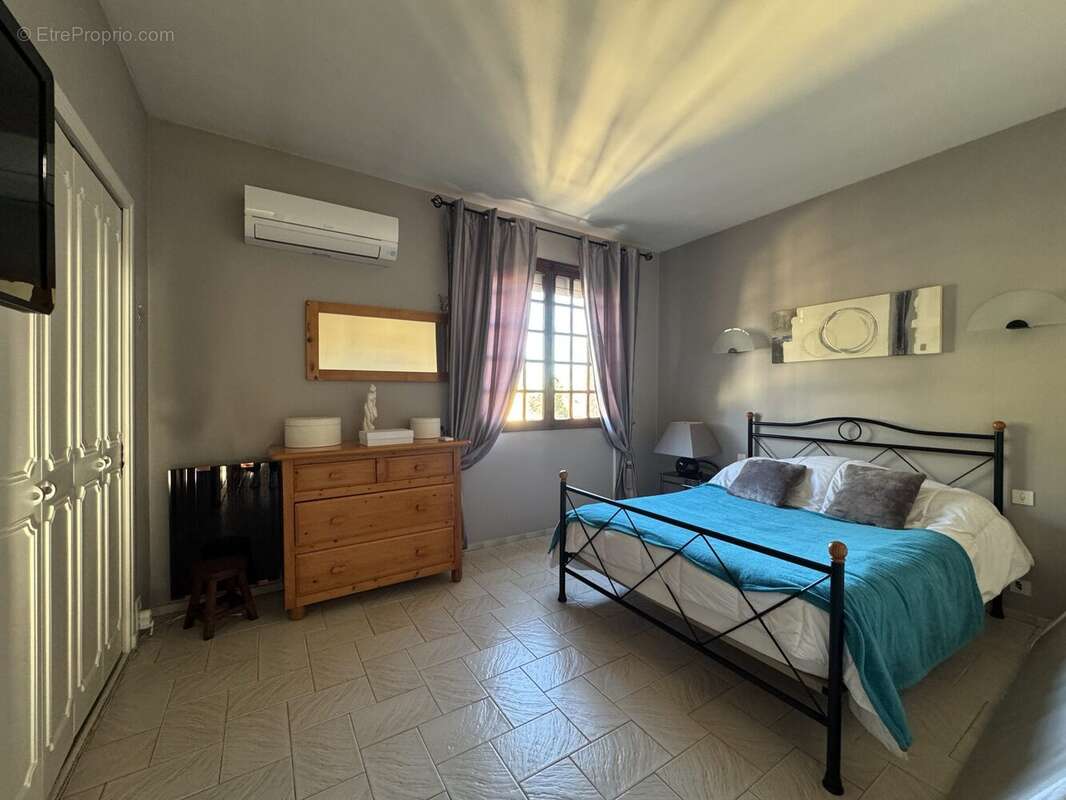 Chambre 2 1er étage - Maison à BEZIERS