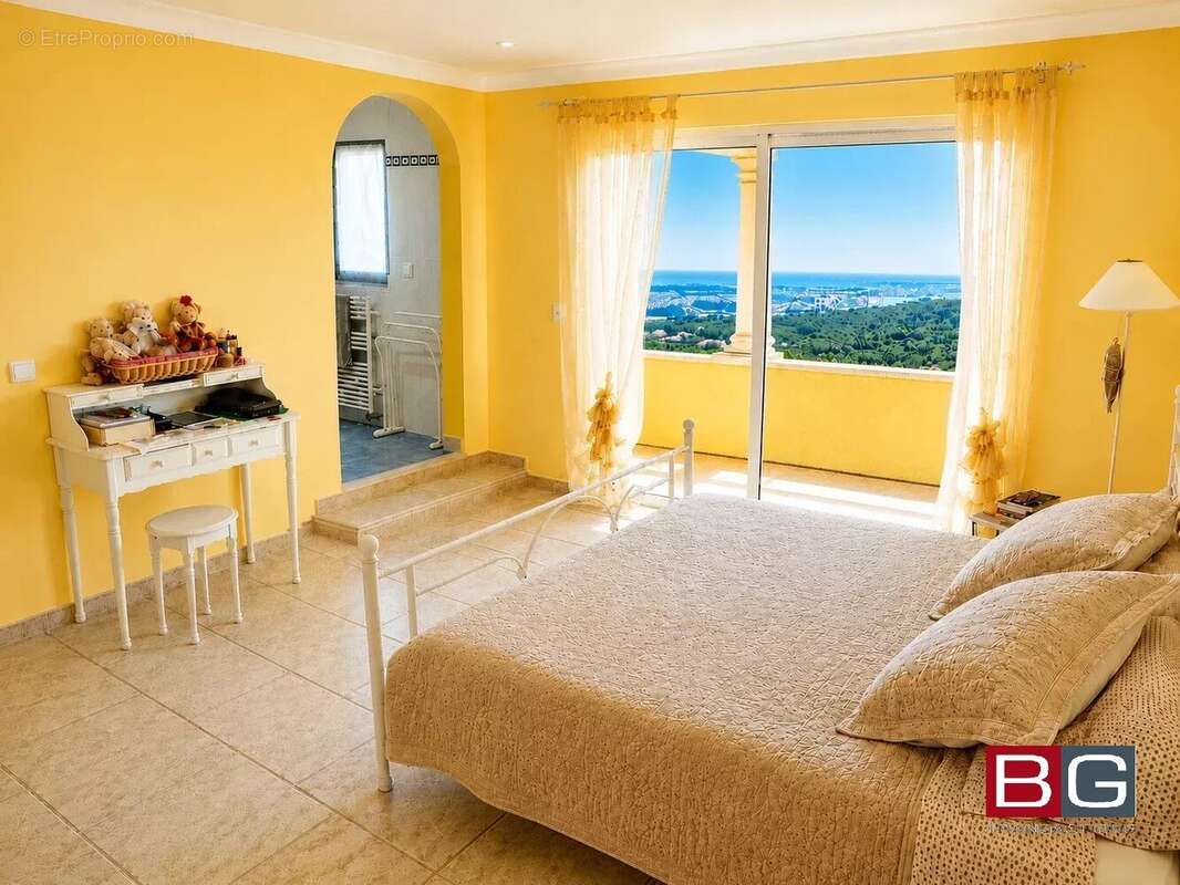 Vue panoramique sur le Cap d'Antibes – Élégante villa contemporaine de 5 pièces - photo 6