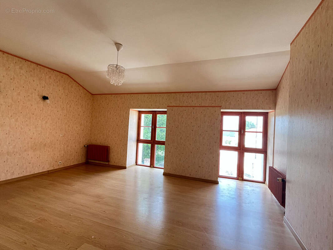 Maison à MONTMOREAU-SAINT-CYBARD